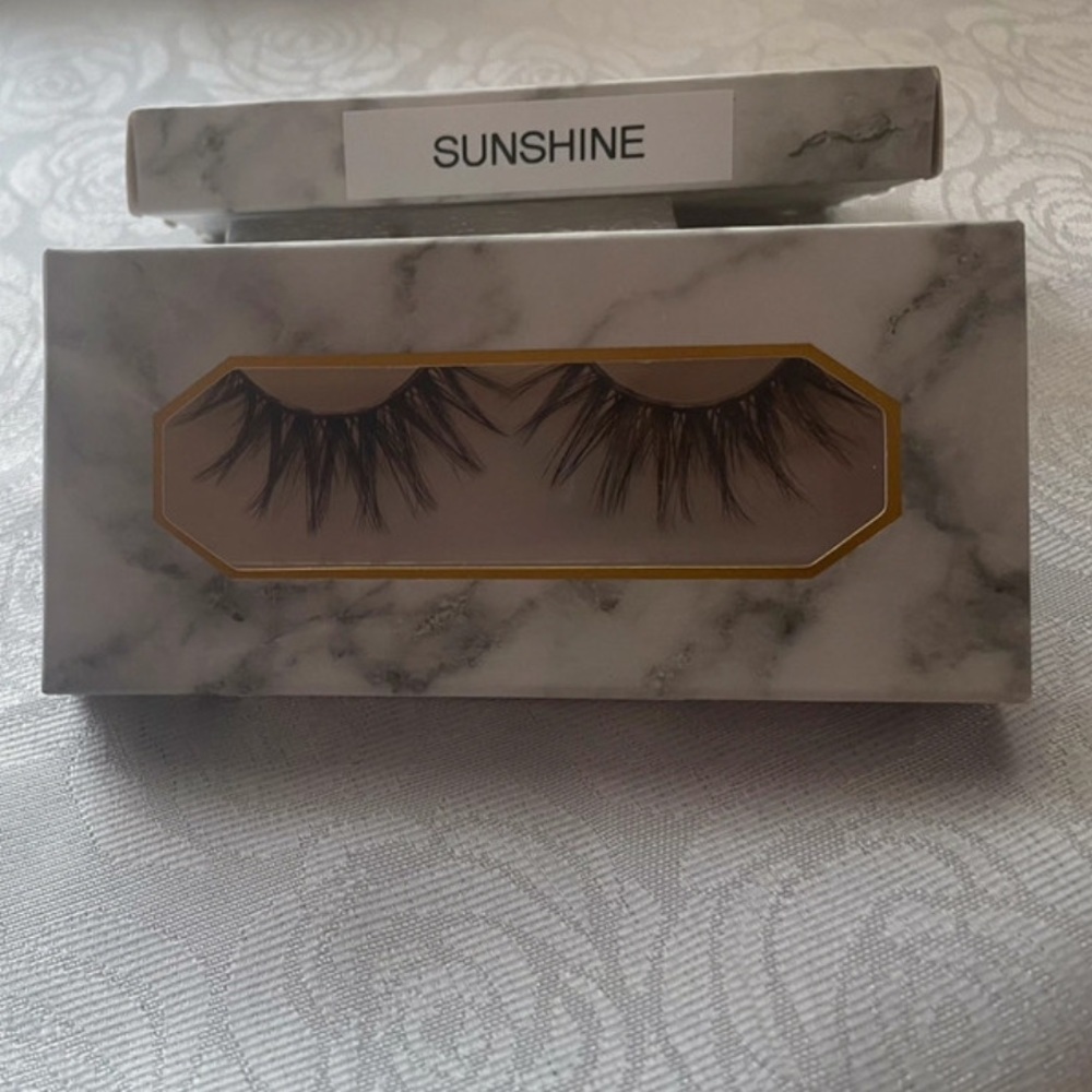NWT Sunshine eyelashes 25mm it included lashes brush, tweezer